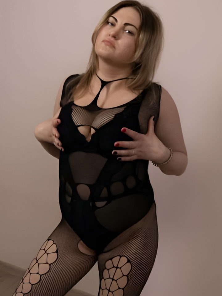 Виктория привлекальеная девушка из Азова цена от 4000 руб